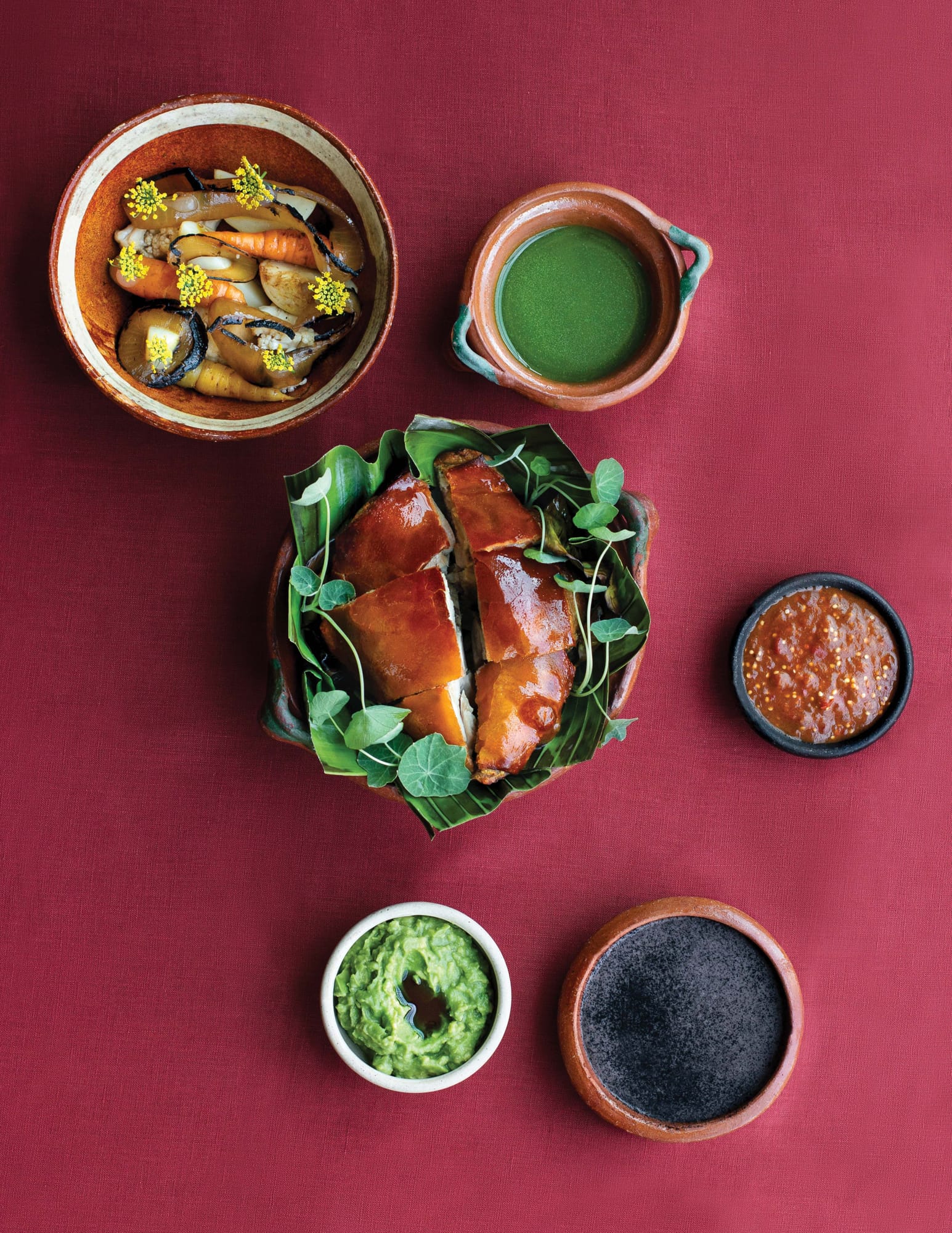 alcalde-Lechón para compartir, vegetales en escabeche, frijol, guacamole, chile morita, salsa verde-300